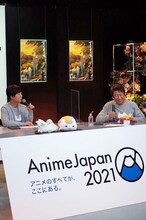 フラワーケーキを渡され、驚きながらも笑顔を見せる井上和彦。