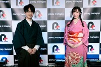 ポニーキャニオンブースでの配信の様子。左から志磨珠彦役の小林裕介、立花夕月役の会沢紗弥。