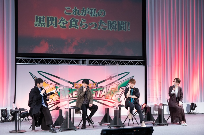 左から五条悟役の中村悠一、虎杖悠仁役の榎木淳弥、伏黒恵役の内田雄馬、釘崎野薔薇役の瀬戸麻沙美。