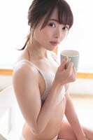 ヤングドラゴンエイジVol.6には、森香穂のグラビアページも用意されている。