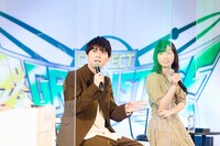 イベントの様子。左から梶裕貴、洲崎綾。