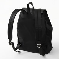 「クロロ=ルシルフル モデル」のバッグ。