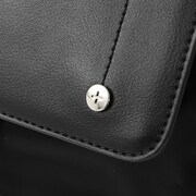 「クロロ=ルシルフル モデル」のバッグ。