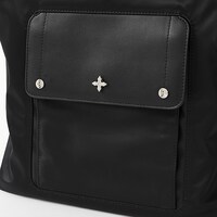 「クロロ=ルシルフル モデル」のバッグ。