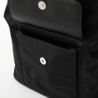 「クロロ=ルシルフル モデル」のバッグ。