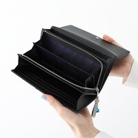 「クロロ=ルシルフル モデル」の長財布。