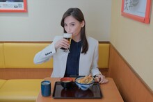 大政絢扮する紅河メイ。