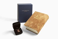 「K ALL MEMORIES」と特装版に付属するアクセサリー（シルバー925【ピンクゴールドコーティング】）。