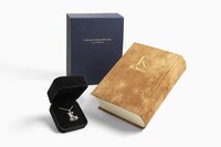 「K ALL MEMORIES」と特装版に付属するアクセサリー（シルバー925）。