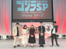 左から海建宏役の鈴村健一、ペロ2役の久野美咲、神野銘役の宮本侑芽、有川ユン役の石毛翔弥、佐藤隼也役の阿座上洋平。