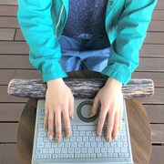 「PCクッション ゆるキャン△ 志摩リン」使用イメージ