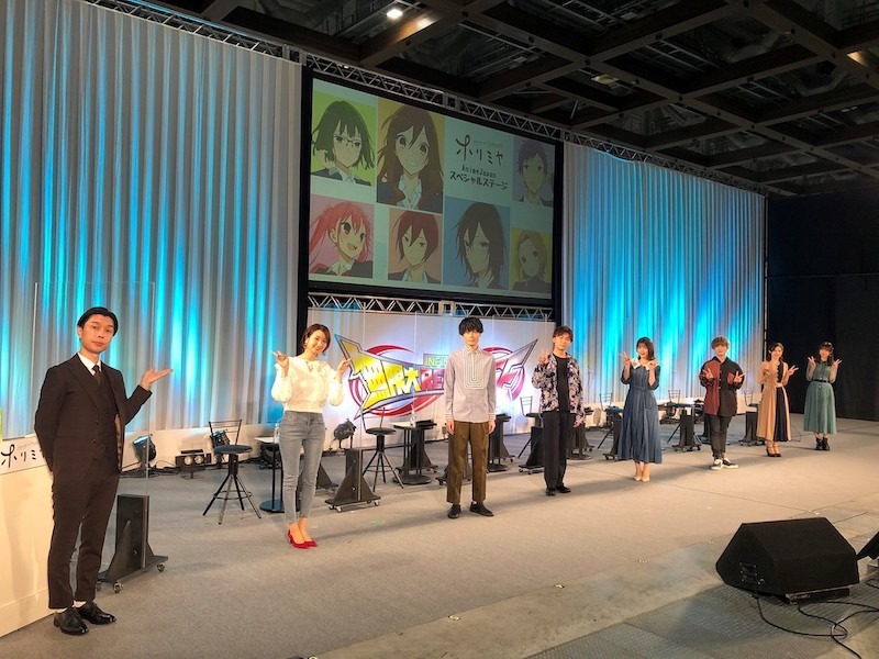 TVアニメ「ホリミヤ」のステージイベントより。左からMCのハライチ・岩井勇気、戸松遥、内山昂輝、山下誠一郎、小坂井祐莉絵、岡本信彦、M・A・O、近藤玲奈。