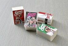 「オリジナルステッカーセット」(c)武井宏之/講談社
(c)武井宏之・ジェット草村・鵺澤京/講談社
(c)武井宏之・講談社／SHAMAN KING Project.・テレビ東京