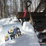 藤村忠寿と嬉野雅道が出演した「ゆるキャン△ SEASON2」のシーンのパネル。