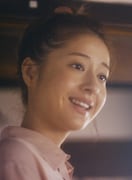 松本若菜演じる長谷啓美。長谷が12歳のときに亡くなった実母。何でもできる長谷とは対照的にどこか抜けているところがある。(c)みつきかこ・小学館/「ラブファントム」製作委員会・MBS 2021