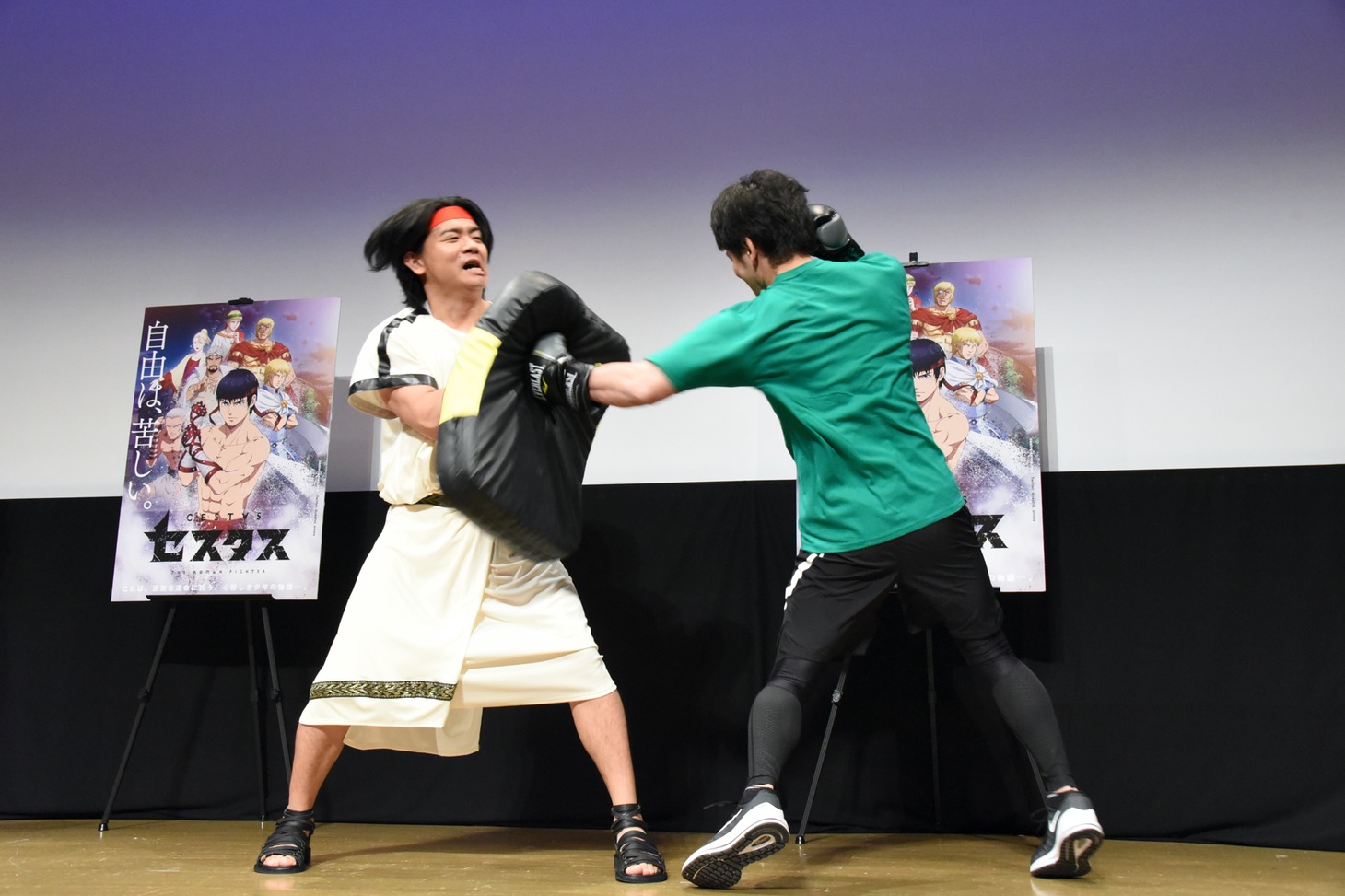 ヒット祈願の様子。左から野田クリスタル、元プロボクサー・亀海喜寛。