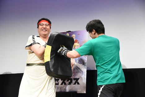 笑顔でパンチを受ける村上。