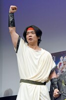 ヒット祈願を成し遂げ拳を突き上げる野田クリスタル。