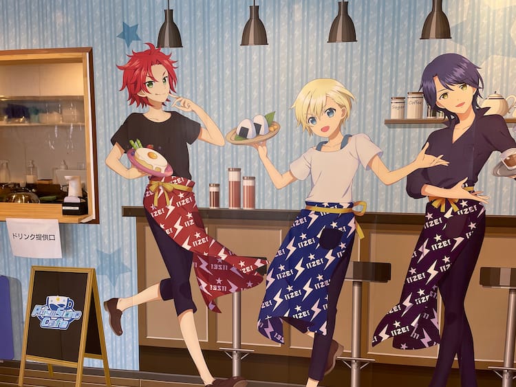 光と闇の合体カフェ！イカ墨入り味噌汁などダークなメニューも並ぶ 