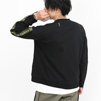 中野一花モデルのトレーナーの着用イメージ。