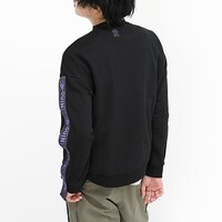 中野二乃モデルのトレーナーの着用イメージ。