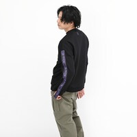 中野二乃モデルのトレーナーの着用イメージ。