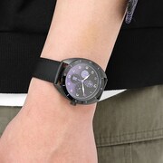 中野二乃モデルの腕時計の使用イメージ。