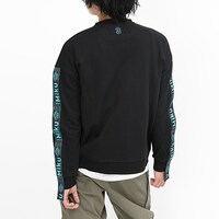 中野三玖モデルのトレーナーの着用イメージ。