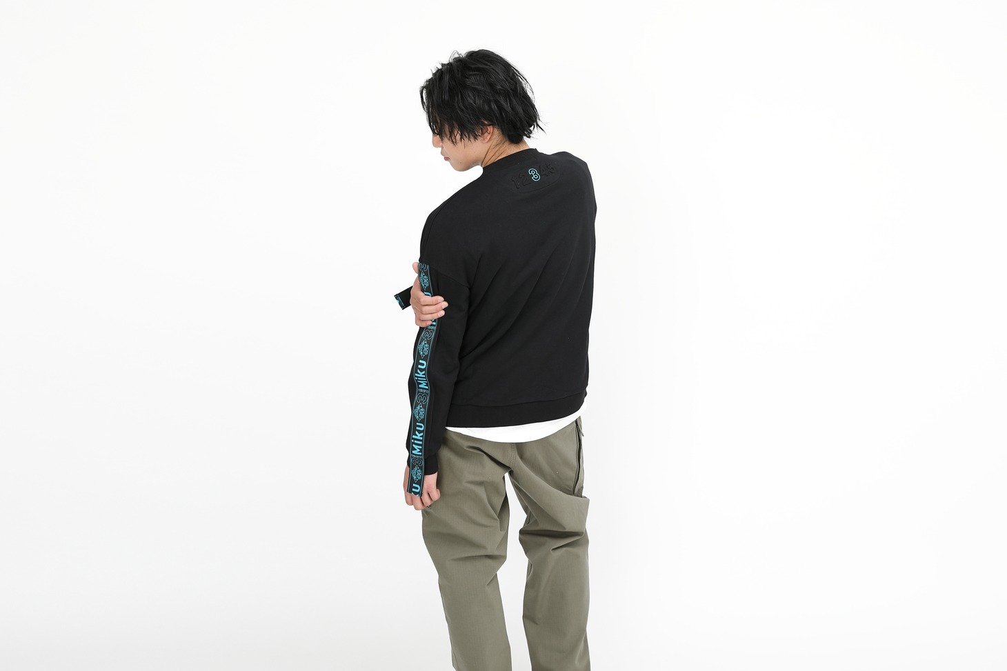 中野三玖モデルのトレーナーの着用イメージ。