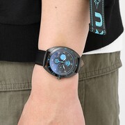 中野三玖モデルの腕時計の使用イメージ。