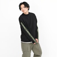 中野四葉モデルのトレーナーの着用イメージ。