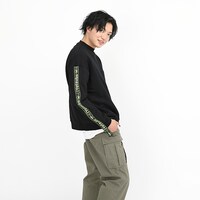 中野四葉モデルのトレーナーの着用イメージ。