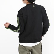 中野四葉モデルのトレーナーの着用イメージ。