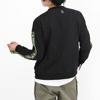 中野四葉モデルのトレーナーの着用イメージ。