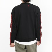 中野五月モデルのトレーナーの着用イメージ。