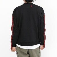 中野五月モデルのトレーナーの着用イメージ。