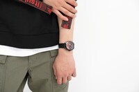 中野五月モデルの腕時計の使用イメージ。