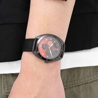 中野五月モデルの腕時計の使用イメージ。