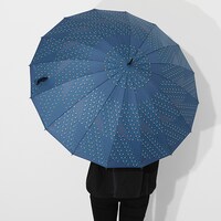 冨岡義勇モデルの傘の使用イメージ。