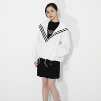 伊黒小芭内モデルのアウターの着用イメージ。