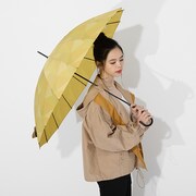 我妻善逸モデルのアウターと傘の使用イメージ。