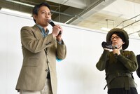 三好寛氏（左）をカメラに収める岩永哲哉（右）。