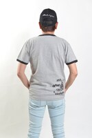 「『死は確実、時は不確実』Tシャツ（リンガーTシャツ ver.）」