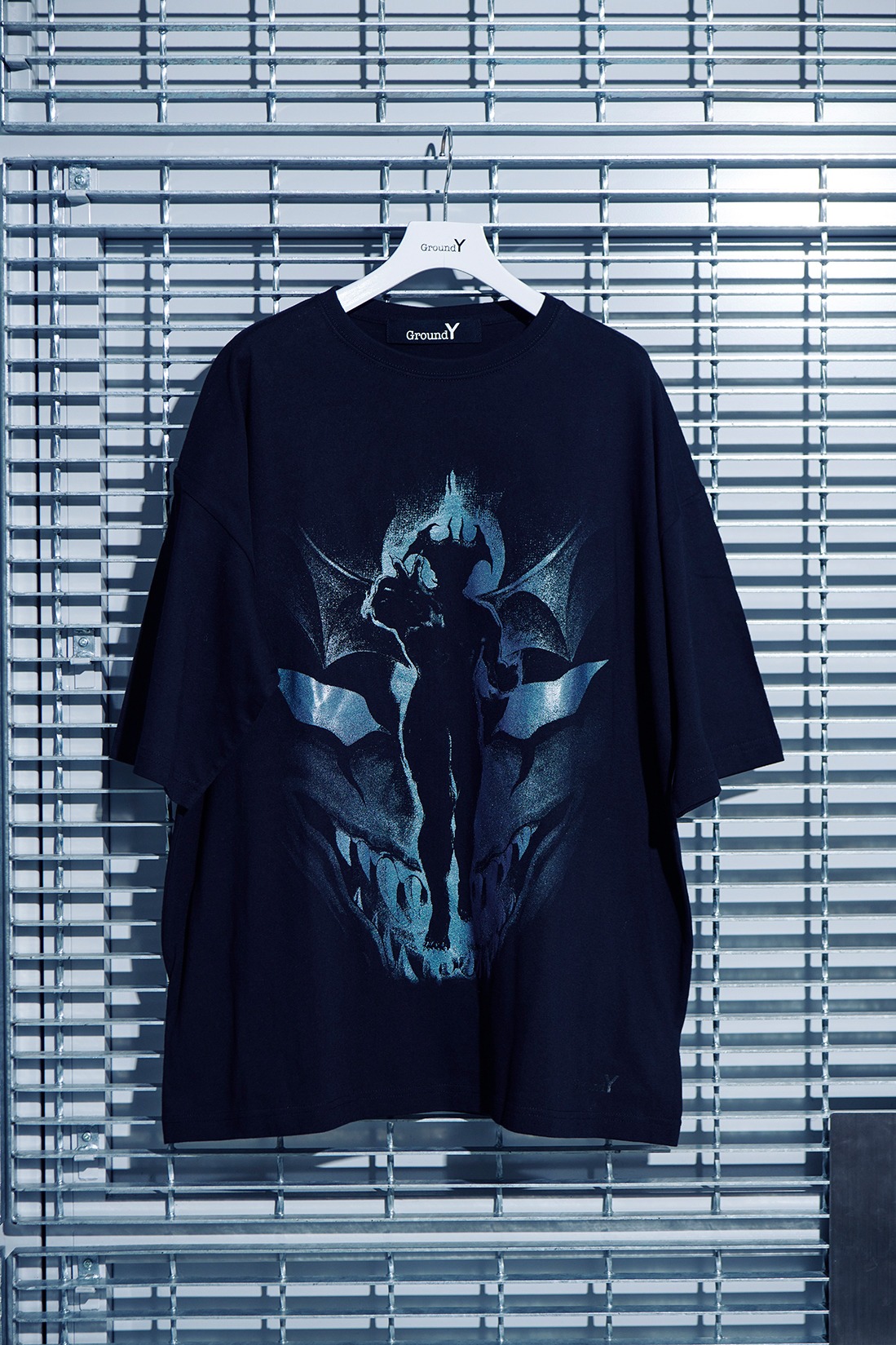 「VR デビルマン展～悪魔の心、人間の心～」とGround YのコラボTシャツイメージ。