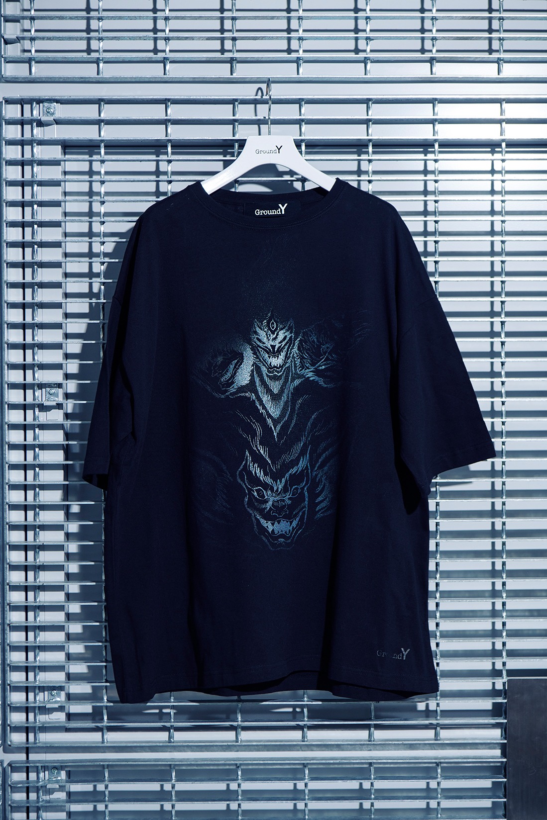 「VR デビルマン展～悪魔の心、人間の心～」とGround YのコラボTシャツイメージ。