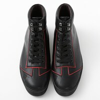 阿良々木暦モデルのスニーカー。