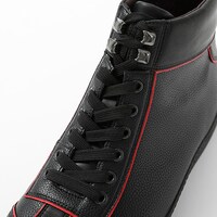 阿良々木暦モデルのスニーカー。