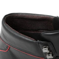 阿良々木暦モデルのスニーカー。