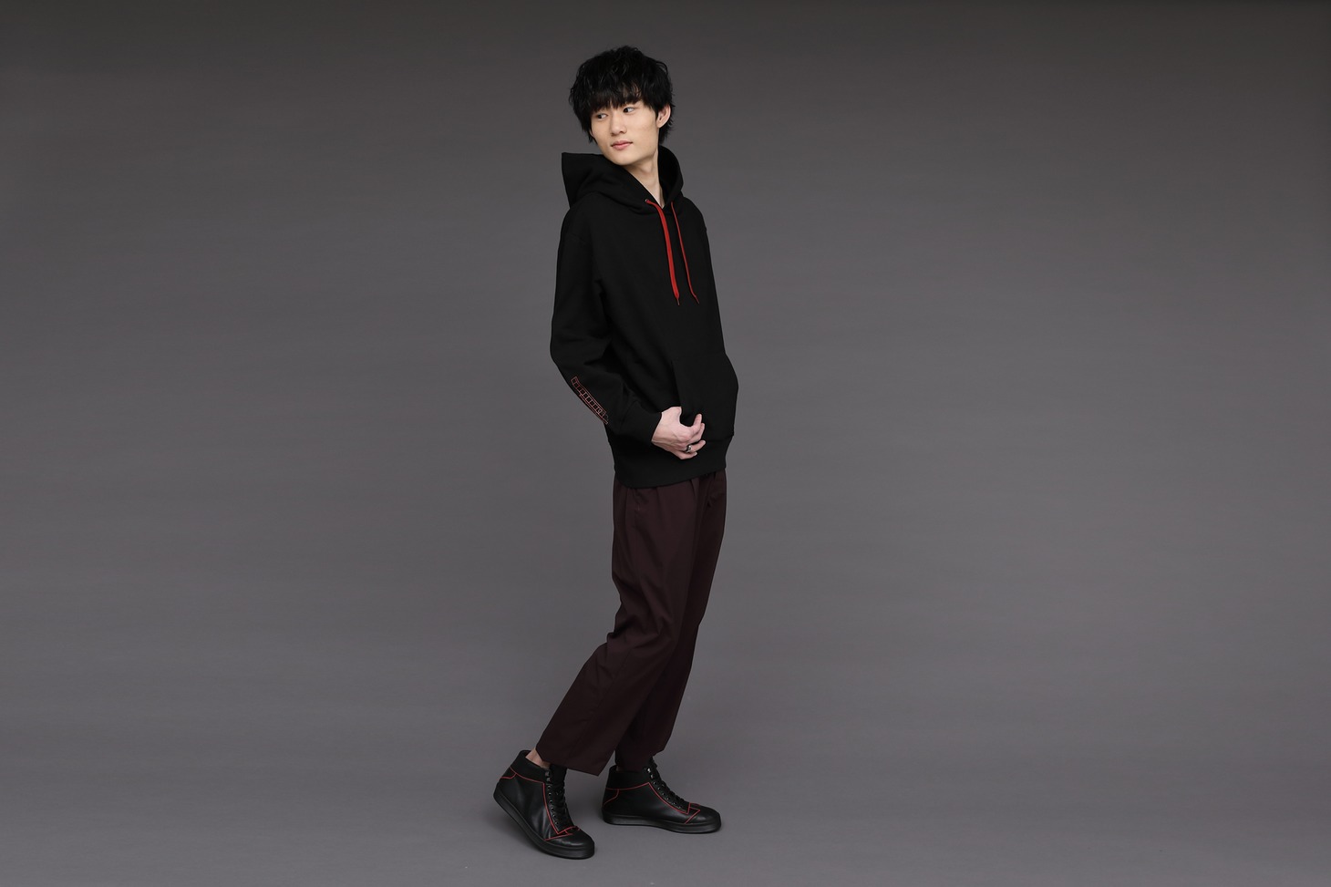 阿良々木暦モデルのアイテムの着用例。