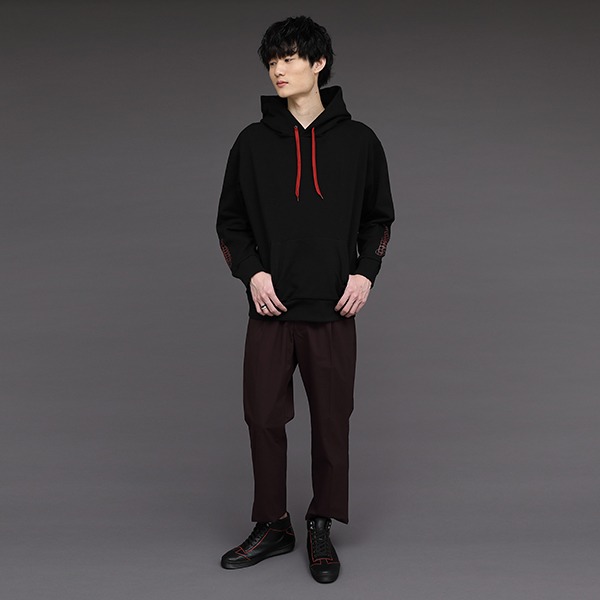 阿良々木暦モデルのアイテムの着用例。